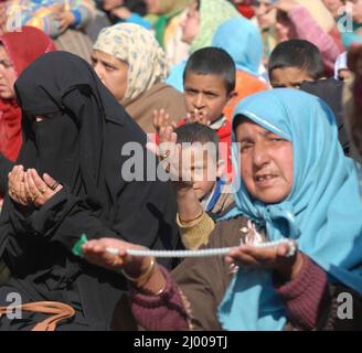 Muslimische Frauen aus Kaschmir beten im Heiligtum von Hazrat Sheikh Hamza Makhdoomi zum Jahrestag seines Todes in Srinagar. Hunderte muslimische Anhänger besuchten den Schrein während eines 13-tägigen Festivals. Kaschmir, Indien. Februar 2008. Stockfoto