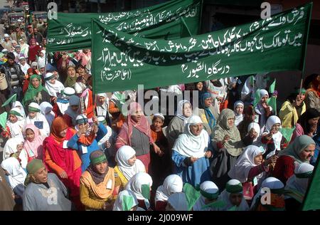 Aktivisten der Islamic Students League (ISL) singen pro-religiöse Slogans in einer religiösen Prozession zur Feier des Eid-e-Miladunnabi, dem Geburtstag und Todestag des Propheten Mohammed (SM), in Srinagar, Kaschmir, Indien. 11. März 2009. Stockfoto