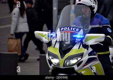 Marseille, Frankreich. 12. März 2022. Die Polizei war während der Demonstration auf der Wache. Demonstranten gingen auf die Straßen von Marseille, um gegen drakonische Maßnahmen wie den von der französischen Regierung verhängten Impfpass zu protestieren. (Bild: © Gerard Bottino/SOPA Images via ZUMA Press Wire) Stockfoto