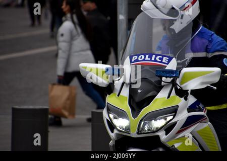 Marseille, Frankreich. 12. März 2022. Die Polizei war während der Demonstration auf der Wache. Demonstranten gingen auf die Straßen von Marseille, um gegen drakonische Maßnahmen wie den von der französischen Regierung verhängten Impfpass zu protestieren. (Bild: © Gerard Bottino/SOPA Images via ZUMA Press Wire) Stockfoto