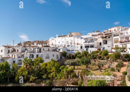 Frigiliana ist ein touristisches Reiseziel, ein Dorf auf den Hügeln, mit weißen Häusern, kleinen Straßen. Stockfoto