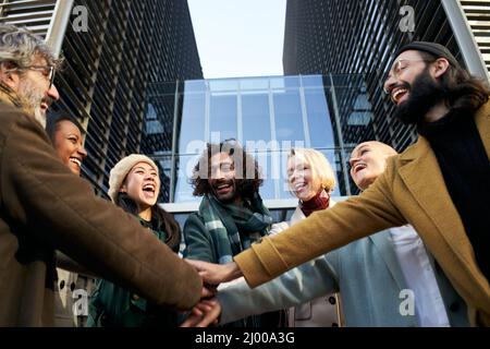 Erfolg und Erfolgskonzept - glückliches Geschäftsteam feiert Sieg im Freien in der Nähe von Firmengebäude Büro Stockfoto