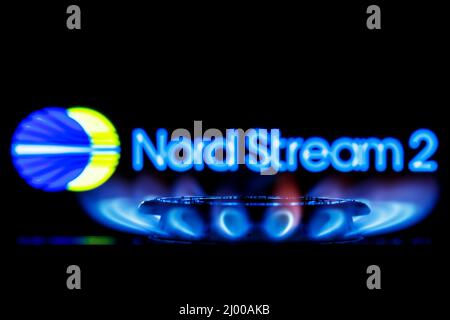 Gasbrenner auf dem Hintergrund des Nord Stream 2 Logos Stockfoto