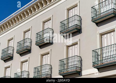Schöne Straßen von Nerja. Typisch andalusische Häuser. Kleine Straßen mit weißen Häusern und Blumentöpfen auf dem Balkon. Touristisches Reiseziel. Stockfoto
