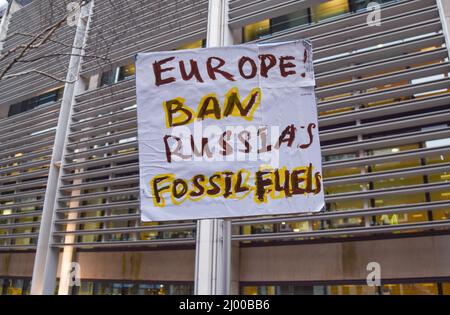 London, Großbritannien. 15.. März 2022. Ein Protestschild fordert ein Verbot der fossilen Energieträger Russlands. Demonstranten versammelten sich vor dem Innenministerium in Solidarität mit der Ukraine und forderten die britische Regierung auf, auf die Visumpflicht für ukrainische Flüchtlinge zu verzichten. Kredit: Vuk Valcic/Alamy Live Nachrichten Stockfoto