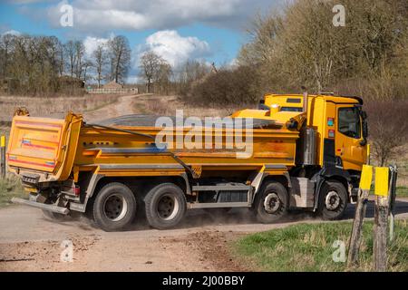 Wiltshire Beton hellgelb Renault C430 Truck 8x4 mit Abba Kippkarosserie in Bewegung auf einer Landstraße Stockfoto