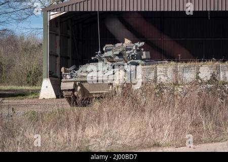 British Army Warrior FV510 leichter Infanterie Kampffahrzeug Panzer in Aktion bei einer militärischen Übung, Salisbury Plain, Wiltshire UK Stockfoto