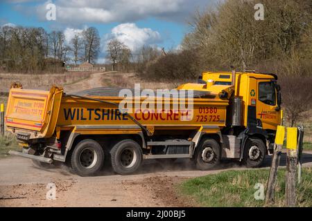 Wiltshire Beton hellgelb Renault C430 Truck 8x4 mit Abba Kippkarosserie in Bewegung auf einer Landstraße Stockfoto