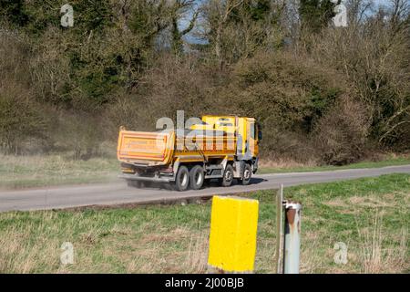 Wiltshire Beton hellgelb Renault C430 Truck 8x4 mit Abba Kippkarosserie in Bewegung auf einer Landstraße Stockfoto