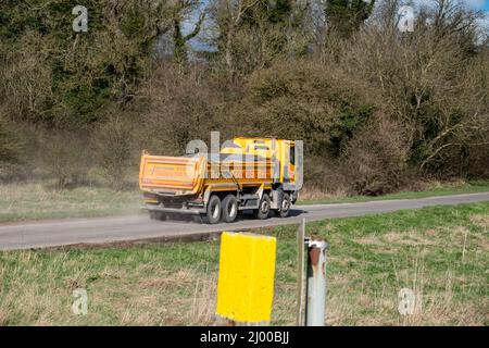 Wiltshire Beton hellgelb Renault C430 Truck 8x4 mit Abba Kippkarosserie in Bewegung auf einer Landstraße Stockfoto