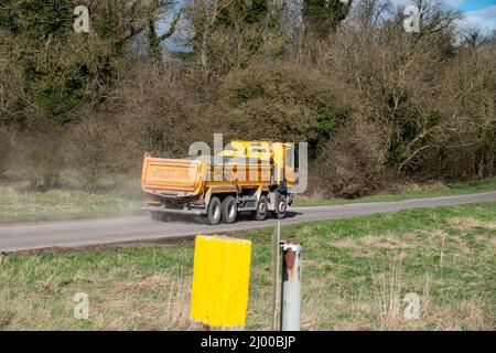 Wiltshire Beton hellgelb Renault C430 Truck 8x4 mit Abba Kippkarosserie in Bewegung auf einer Landstraße Stockfoto