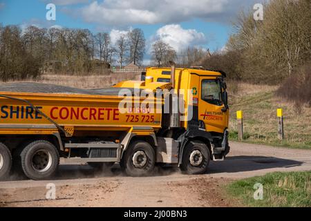 Wiltshire Beton hellgelb Renault C430 Truck 8x4 mit Abba Kippkarosserie in Bewegung auf einer Landstraße Stockfoto