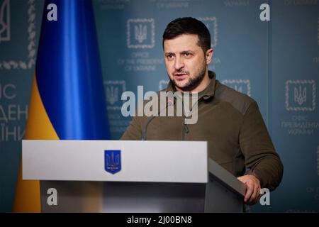 Kiew, Ukraine. 15. März 2022. Der ukrainische Präsident Wolodymyr Zelenskyy hält eine Rede anlässlich des 20.. Tages der russischen Invasion am 15. März 2022 in Kiew, Ukraine. Quelle: Ukrainische Präsidentschaft/Ukrainische Präsidentschaft/Alamy Live News Stockfoto