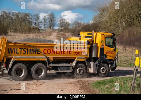 Wiltshire Beton hellgelb Renault C430 Truck 8x4 mit Abba Kippkarosserie in Bewegung auf einer Landstraße Stockfoto