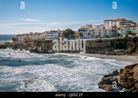 Blick auf den Strand El Salon in Nerja - Malaga - Costa del Sol. Blick vom 'Balcon de Europa'. Schöne Landschaft im Süden Spaniens. Stockfoto