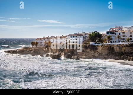 Blick auf den Strand El Salon in Nerja - Malaga - Costa del Sol. Blick vom 'Balcon de Europa'. Schöne Landschaft im Süden Spaniens. Stockfoto