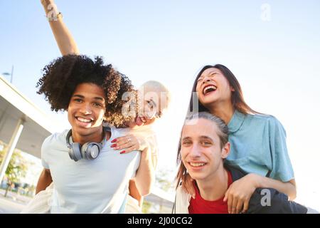 Porträt außerhalb der Gruppe von multirassischen Freunden. Fröhliche Menschen lächeln vor der Kamera. Personalwesen, multikulturelle Jungen und Mädchen, Studenten Stockfoto