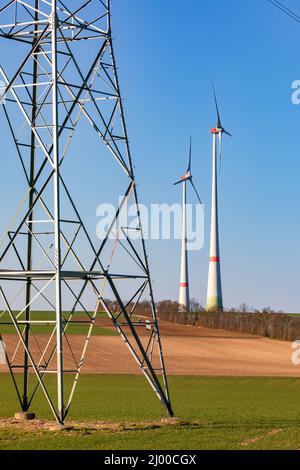 Eine ländliche Region mit Windturbinen und elektrischen Sendetürmen in Deutschland Stockfoto