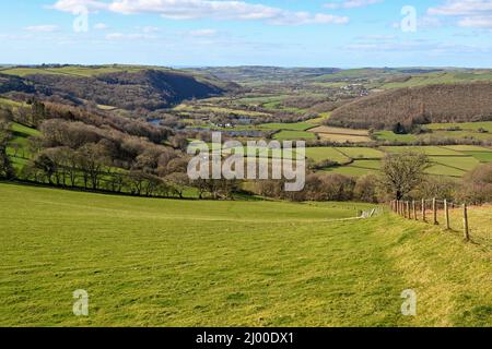 Von einer Hügelfarm im Westen von Wales in der Nähe von Aberystwyth hat man einen malerischen Blick auf das Tal des Flusses Rheidol Stockfoto