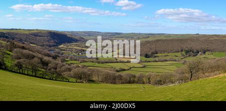 Malerischer Panoramablick auf das Tal des Flusses Rheidol von einer Hügelfarm in West Wales in der Nähe von Aberystwyth Stockfoto