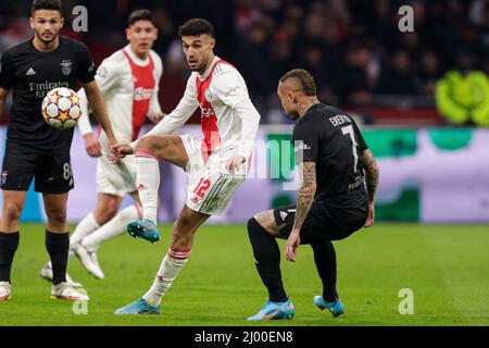 AMSTERDAM, NIEDERLANDE - 15. MÄRZ: Noussair Mazraoui von Ajax, Everton von SL Benfica während des UEFA Champions League 1/8-Finalmatches zwischen Ajax und Benfica in der Johan Cruijff Arena am 15. März 2022 in Amsterdam, Niederlande (Foto: Peter Lous/Orange Picches) Stockfoto