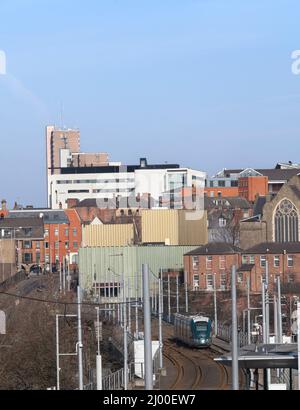 Nottingham Express Transit NET Alstom Citidas Tram 217 Carl Froch MBE Ankunft in Nottingham Bahnhof mit der Stadt hinter Stockfoto