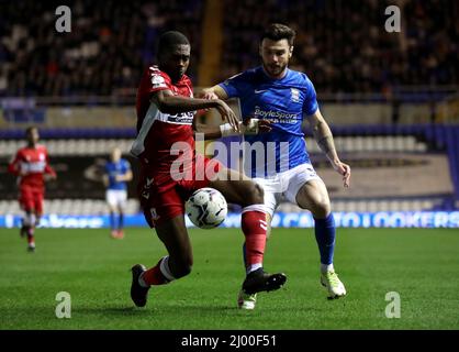 Anfernee Dijksteel von Middlesbrough (links) und Scott Hogan von Birmingham City kämpfen während des Sky Bet Championship-Spiels in St. Andrew's, Birmingham, um den Ball. Bilddatum: Dienstag, 15. März 2022. Stockfoto