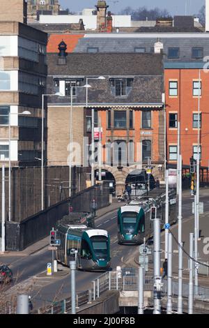 Die Straßenbahnen 220 und 234 von Alstom Citidas fahren durch Fletchergate, Stadtzentrum von Nottingham, auf dem Straßenabschnitt des Nottingham Express-Transits. Stockfoto