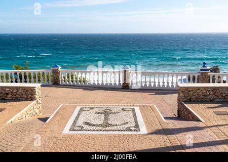 Mirador del Bendito in Nerja, Spanien. Balkon mit Blick auf das Mittelmeer vor dem Strand von Carabeillo. Horizont über dem Wasser an einem sonnigen Wintertag. Stockfoto