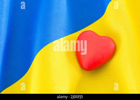 Blaue und gelbe Ukraine-Flagge mit Herzform. Für die Unterstützung der Ukraine gegen die russische Invasion, den Geist des ukrainischen Volkes, die Solidarität mit der Ukraine. Stockfoto