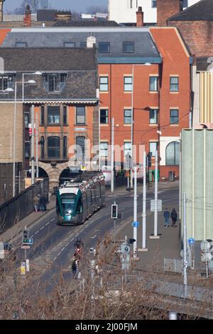 Die Straßenbahn Alstom Citidas 237 Stuart Broad führt durch Fletchergate, Stadtzentrum Nottingham, auf dem Straßenabschnitt des Nottingham Express-Transits Stockfoto