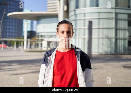 Kopfbild eines jungen Mannes. Teen Kerl mit ernst Gesichtsausdruck Blick auf Kamera. Vorderansicht Stockfoto