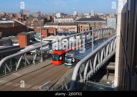 Nottingham Express Transit Bombardier Incentro Trams 213 Mary Potter und 206 Angela Alcock an der Straßenbahnhaltestelle Nottingham Bahnhof Stockfoto