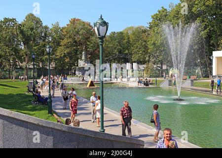 CHARKOW, UKRAINE - 24. AUGUST 2019: Dies sind Becken mit Springbrunnen im Schewtschenko-Garten. Stockfoto