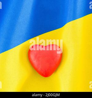 Blaue und gelbe Ukraine-Flagge mit Herzform. Für die Unterstützung der Ukraine gegen die russische Invasion, den Geist des ukrainischen Volkes, die Solidarität mit der Ukraine. Stockfoto
