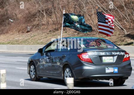 Alexandria, VA, USA. 15. März 2022. Anhänger des Volkskonvois reisen nach Alexandria, Virginia, auf dem Weg nach Hagerstown ein, nachdem am 15. März 2022 weitere 2 Schleifen um das Innere von Washington, D.C. herum geführt wurden, um gegen das Impfmandat zu demonstrieren. Kredit: Mpi34/Media Punch/Alamy Live Nachrichten Stockfoto