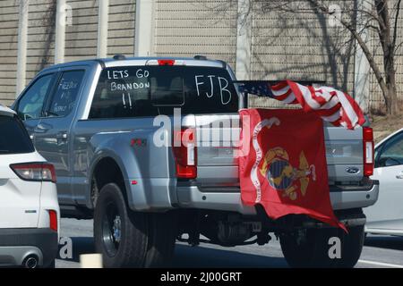 Alexandria, VA, USA. 15. März 2022. Anhänger des Volkskonvois reisen nach Alexandria, Virginia, auf dem Weg nach Hagerstown ein, nachdem am 15. März 2022 weitere 2 Schleifen um das Innere von Washington, D.C. herum geführt wurden, um gegen das Impfmandat zu demonstrieren. Kredit: Mpi34/Media Punch/Alamy Live Nachrichten Stockfoto