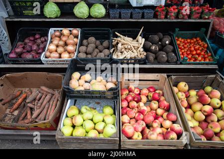 Obst und Gemüse auf einem Stand auf dem Freiluft-Flohmarkt Stockfoto