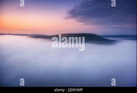 Toller Blick auf den gewundenen Fluss, der durch die Berge fließt. Malerische und wunderschöne Morgenszene. Ort Ort Dnister Canyon, Ukraine, Europa. Ins Stockfoto