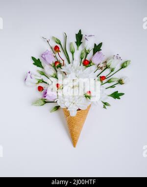 Schöne einzigartige Blume in Eis auf weißem Hintergrund. Blumenschmuck, Flachbild Styling legen. Ansicht von oben. Kreative still life Idee der Feder wallpap Stockfoto