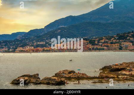 Ventimiglia, Ligurien, Provinz Imperia, Italien: 10. August 2021. Wilder Strand von Balzi Rossi, Grenze zu Frankreich mit Blick auf Menton. Stockfoto