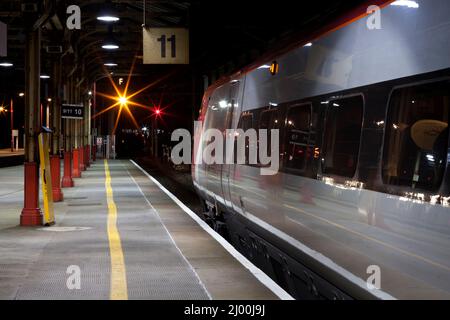 Virgin Züge Alstom Pendolino Zug am bahnhof crewe an der Westküste Hauptlinie mit gelben und roten Bahnsignalen Stockfoto