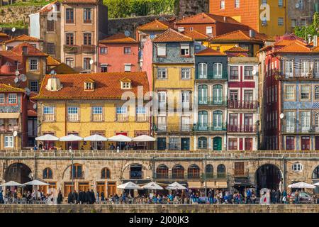 Blick auf die farbenfrohen und charakteristischen alten Gebäude entlang des Douro-Flusses in Portugal, aufgenommen von Cais de Gaia Stockfoto