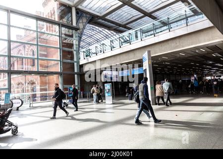 London, Großbritannien. 14. März 2022. Pendler laufen am Bahnhof Saint Pancras International, als die Coronavirus-Fälle in Großbritannien - London, England am 14. März 2022 wieder ansteigen. (Foto von Dominika Zarzycka/Sipa USA) Quelle: SIPA USA/Alamy Live News Stockfoto