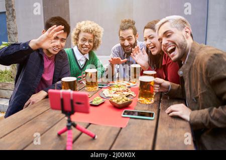 Gruppe von Menschen, die Selfie-Foto der Feier mit Freunden in der Bar im Freien, um auf Social Media zu teilen Stockfoto