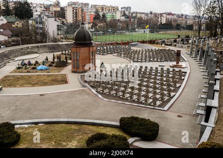 Lviv, Ukraine. 10. März 2022. Ein Überblick über den Militärfriedhof in Lwiw. Lychakiv, Militärfriedhof (Foto: Vincenzo Circosta/SOPA Images/Sipa USA) Quelle: SIPA USA/Alamy Live News Stockfoto