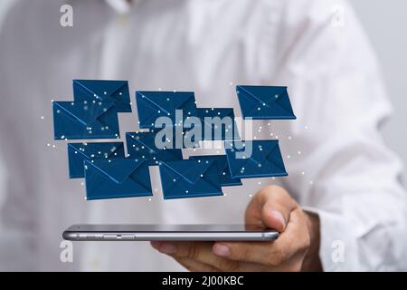 Nahaufnahme einer Hand, die das Smartphone hält und im Internet E-Mails abcheckt Stockfoto