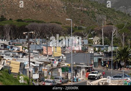 Hout Bay, Kapstadt, Südafrika. 2022. Übersicht über die Gemeinde Imizamo Yethu in der Nähe des Zentrums von Hout Bay in Western Cape. Stockfoto