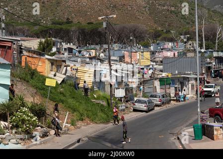 Hout Bay, Kapstadt, Südafrika. 2022. Übersicht über die Gemeinde Imizamo Yethu in der Nähe des Zentrums von Hout Bay in Western Cape. Stockfoto