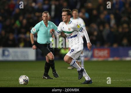 Birkenhead, Großbritannien. 15. März 2022. Lewis Warrington von Tranmere Rovers macht eine Pause. EFL Skybet Football League Two Match, Tranmere Rovers gegen Harrogate Town im Prenton Park, Birkenhead, Wirral am Dienstag, 15.. März 2022. Dieses Bild darf nur für redaktionelle Zwecke verwendet werden. Nur zur redaktionellen Verwendung, Lizenz für kommerzielle Nutzung erforderlich. Keine Verwendung bei Wetten, Spielen oder Veröffentlichungen in einem Club/einer Liga/einem Spieler.PIC von Chris Stading/Andrew Orchard Sports Photography/Alamy Live News Credit: Andrew Orchard Sports Photography/Alamy Live News Stockfoto